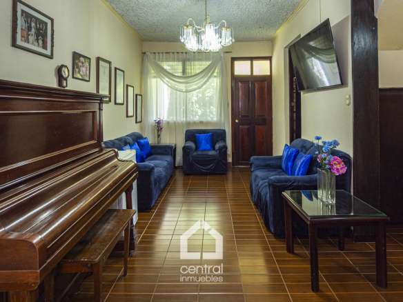 Casa de 5 habitaciones en Pinares de San Cristóbal, Mixco